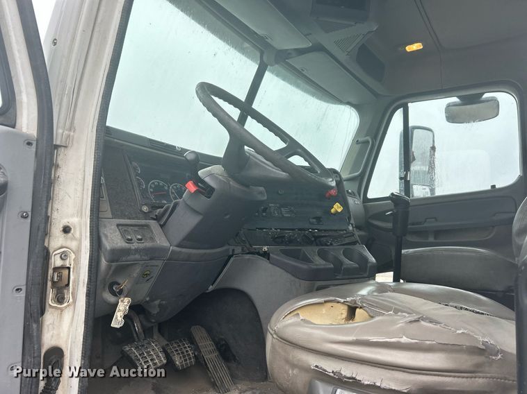 image for item DN0668 2005 Freightliner  Columbia semi truck