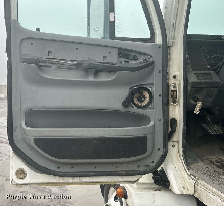 image for item DN0668 2005 Freightliner  Columbia semi truck