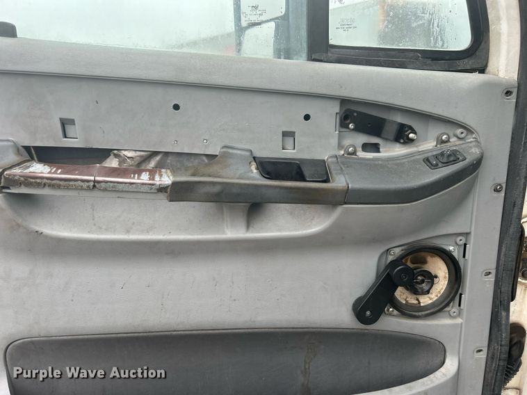 image for item DN0668 2005 Freightliner  Columbia semi truck