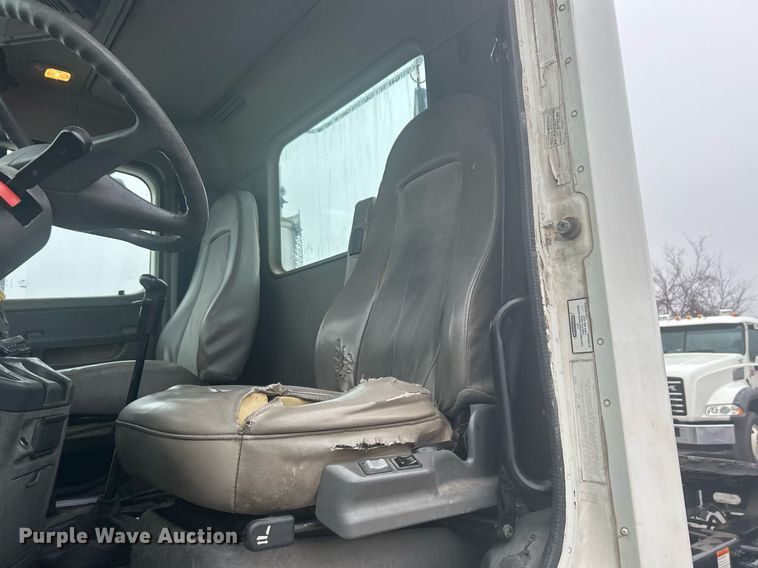 image for item DN0668 2005 Freightliner  Columbia semi truck