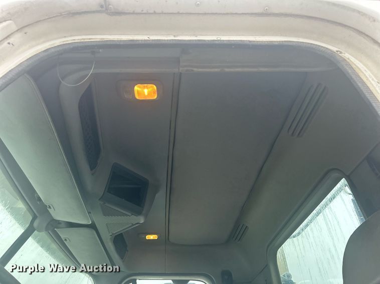 image for item DN0668 2005 Freightliner  Columbia semi truck