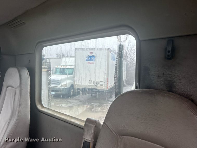 image for item DN0668 2005 Freightliner  Columbia semi truck