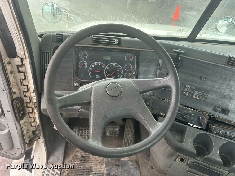 image for item DN0668 2005 Freightliner  Columbia semi truck