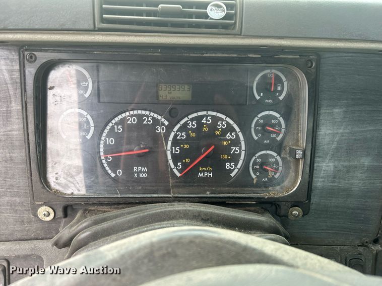 image for item DN0668 2005 Freightliner  Columbia semi truck