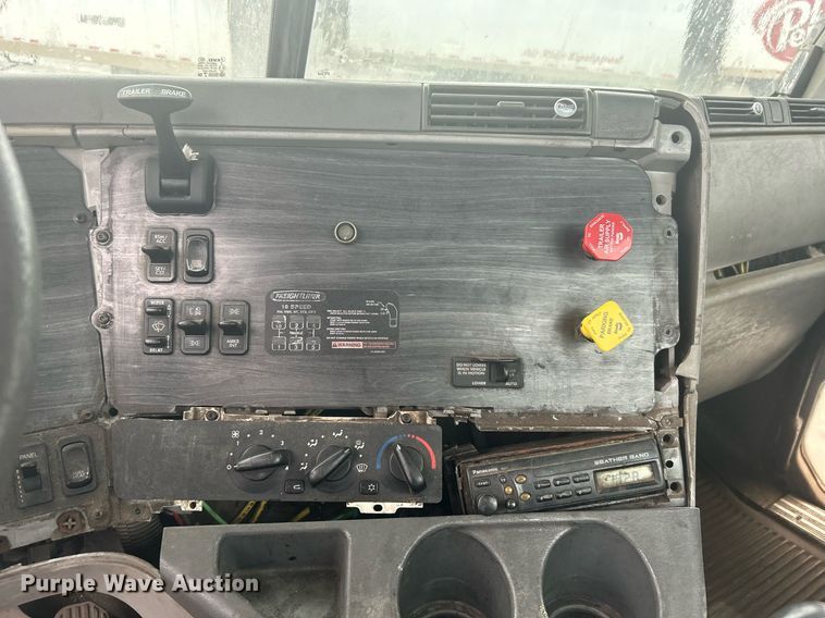 image for item DN0668 2005 Freightliner  Columbia semi truck