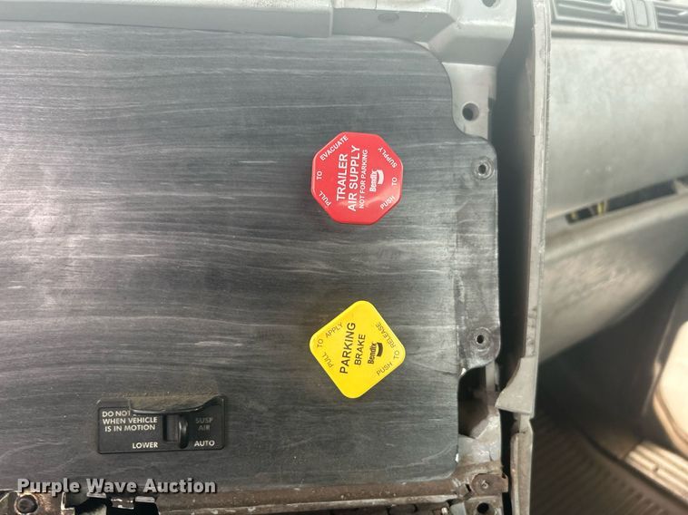 image for item DN0668 2005 Freightliner  Columbia semi truck