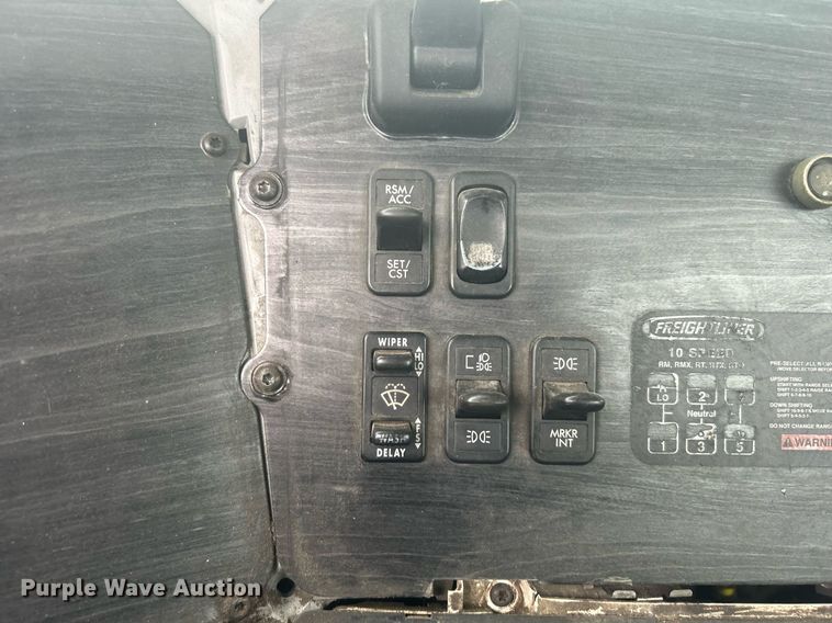 image for item DN0668 2005 Freightliner  Columbia semi truck