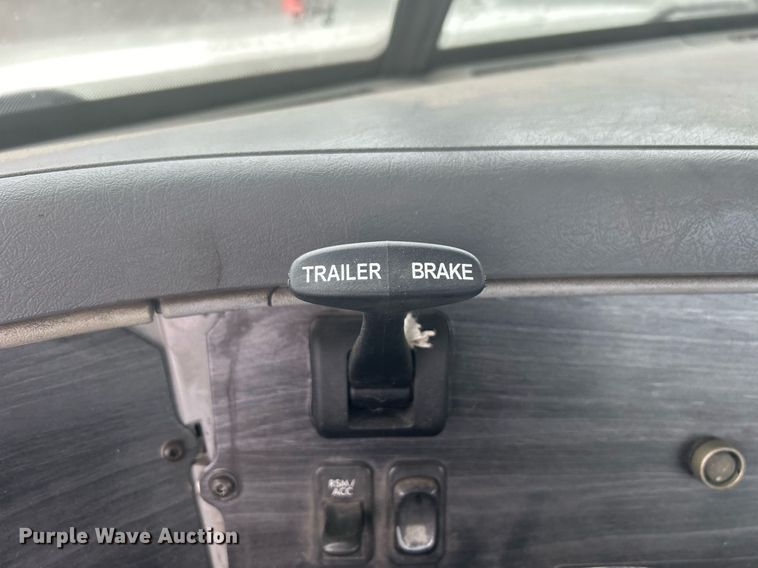 image for item DN0668 2005 Freightliner  Columbia semi truck