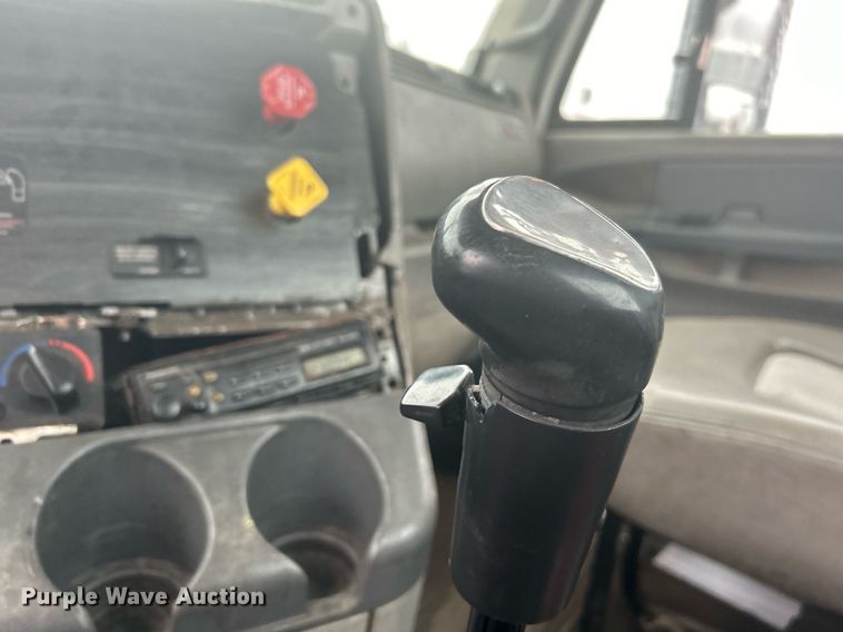 image for item DN0668 2005 Freightliner  Columbia semi truck