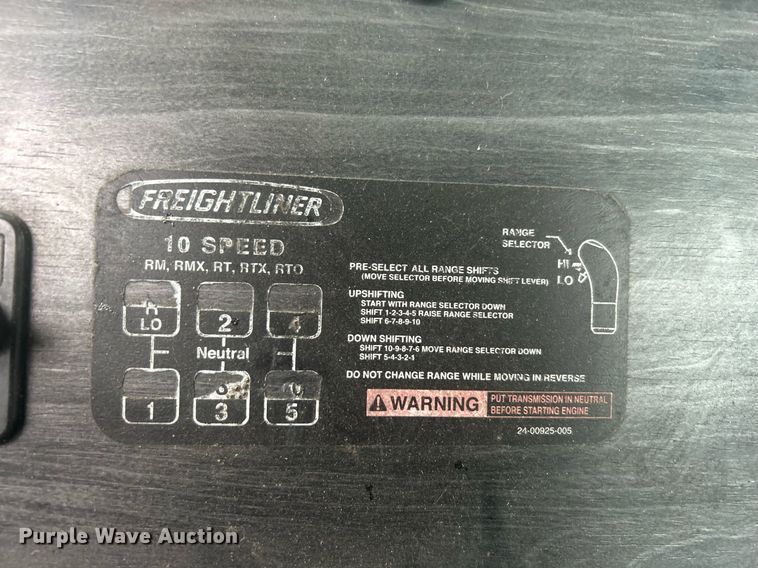 image for item DN0668 2005 Freightliner  Columbia semi truck