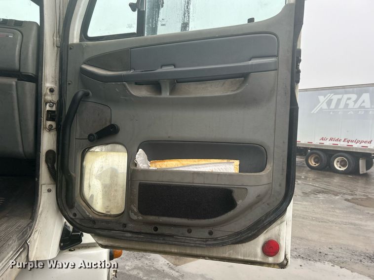 image for item DN0668 2005 Freightliner  Columbia semi truck