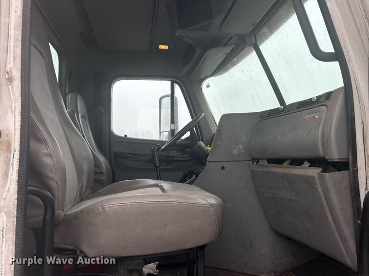 image for item DN0668 2005 Freightliner  Columbia semi truck