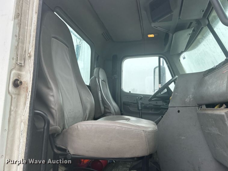 image for item DN0668 2005 Freightliner  Columbia semi truck