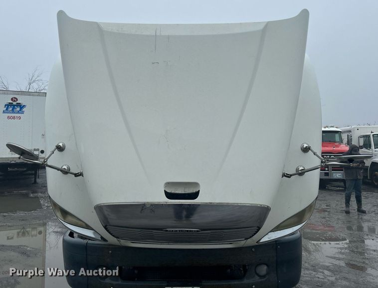 image for item DN0668 2005 Freightliner  Columbia semi truck