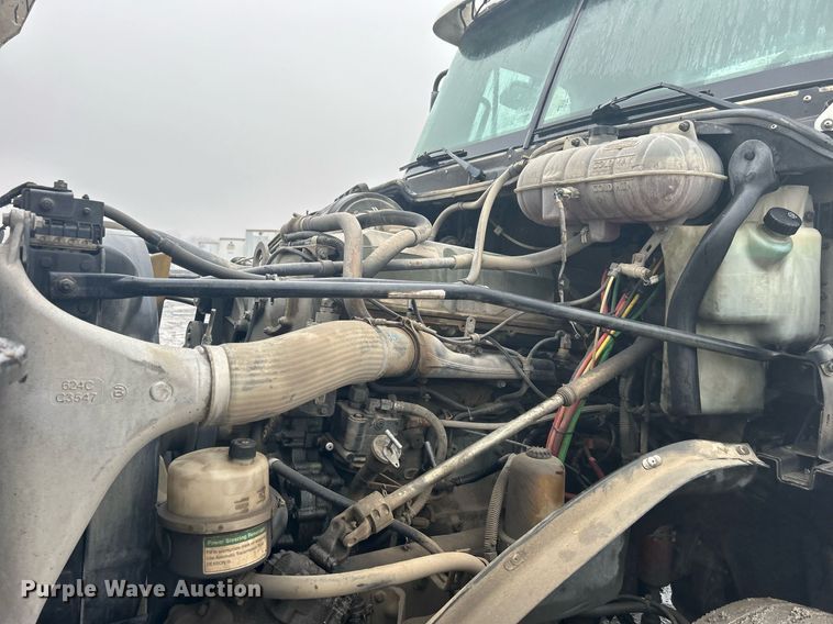 image for item DN0668 2005 Freightliner  Columbia semi truck