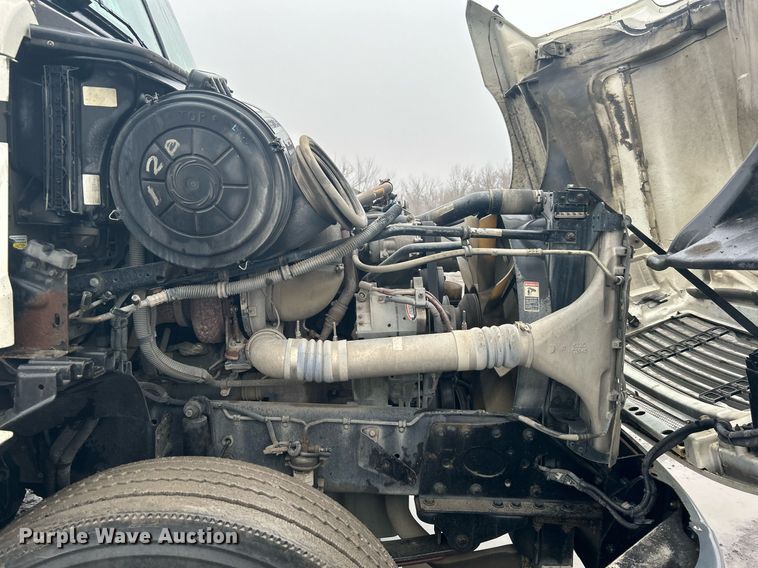 image for item DN0668 2005 Freightliner  Columbia semi truck