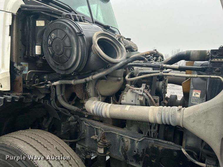 image for item DN0668 2005 Freightliner  Columbia semi truck