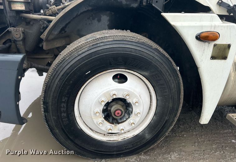 image for item DN0668 2005 Freightliner  Columbia semi truck