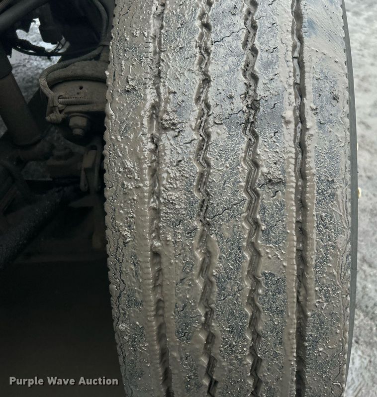 image for item DN0668 2005 Freightliner  Columbia semi truck