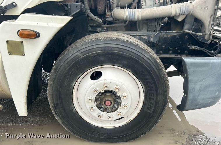 image for item DN0668 2005 Freightliner  Columbia semi truck