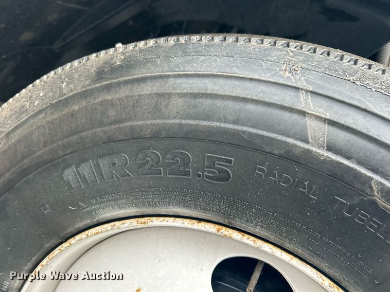 image for item DN0668 2005 Freightliner  Columbia semi truck