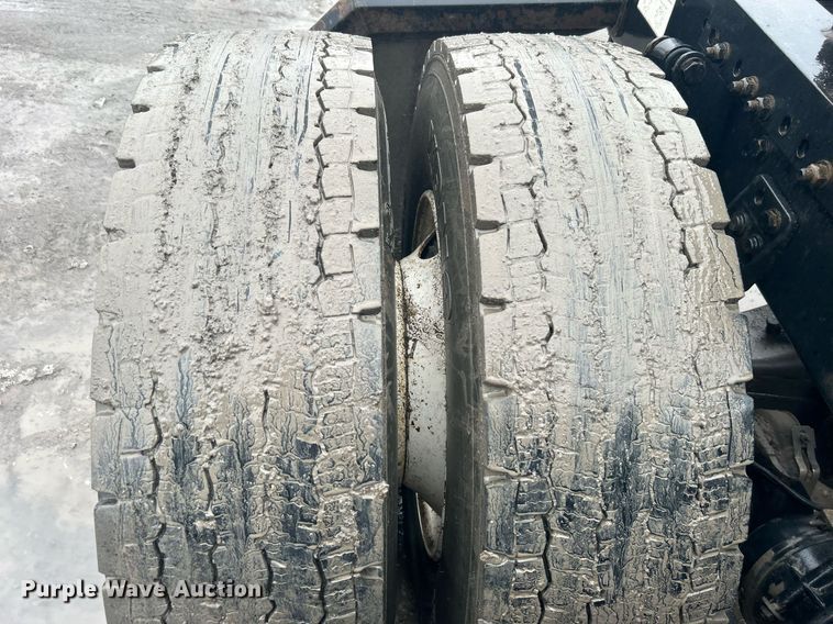 image for item DN0668 2005 Freightliner  Columbia semi truck