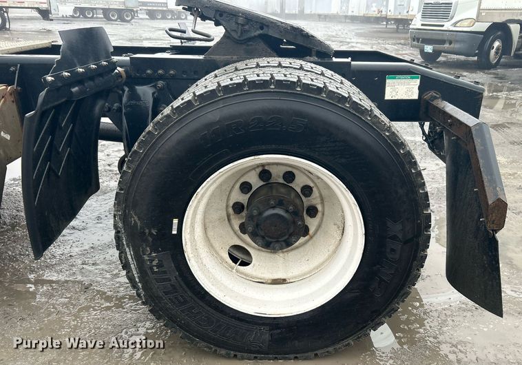 image for item DN0668 2005 Freightliner  Columbia semi truck