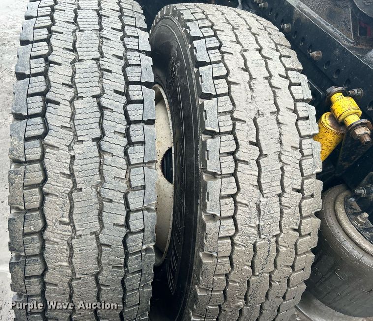 image for item DN0668 2005 Freightliner  Columbia semi truck