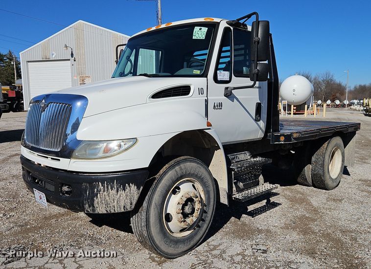 image for item DN7204 2007 International  4400 flatbed truck