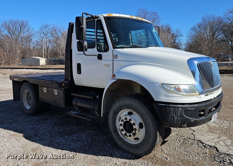 image for item DN7204 2007 International  4400 flatbed truck