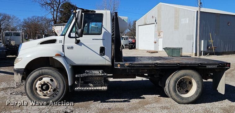 image for item DN7204 2007 International  4400 flatbed truck