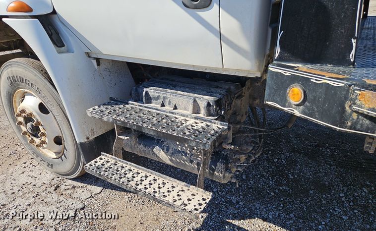 image for item DN7204 2007 International  4400 flatbed truck