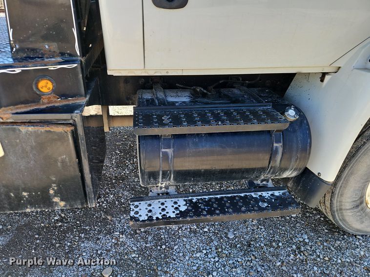 image for item DN7204 2007 International  4400 flatbed truck