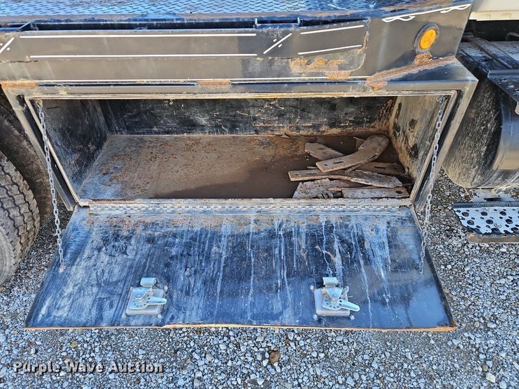 image for item DN7204 2007 International  4400 flatbed truck