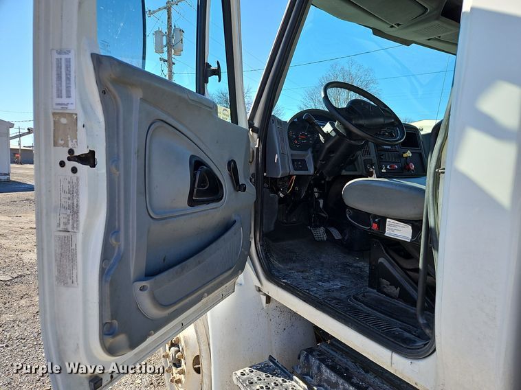 image for item DN7204 2007 International  4400 flatbed truck