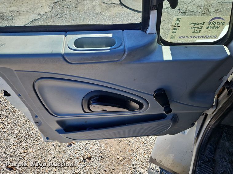 image for item DN7204 2007 International  4400 flatbed truck