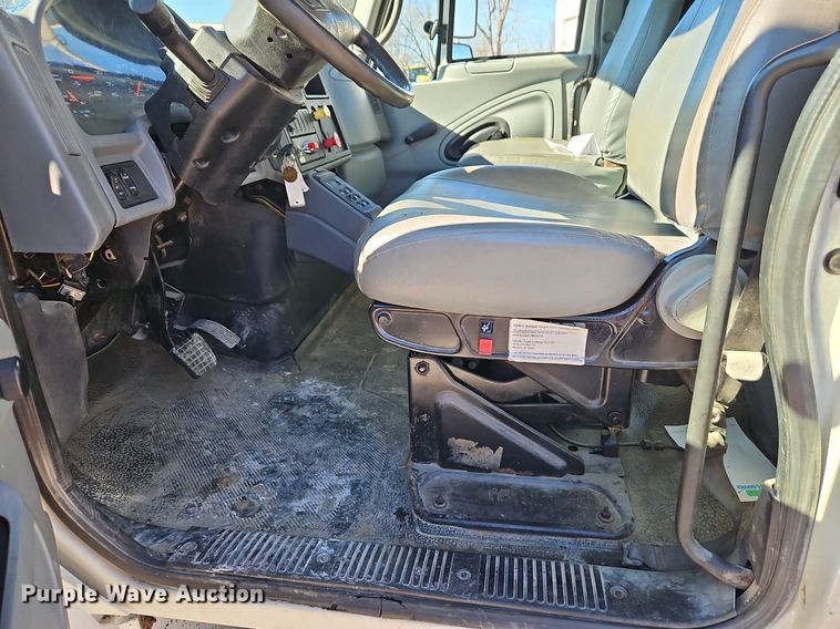 image for item DN7204 2007 International  4400 flatbed truck