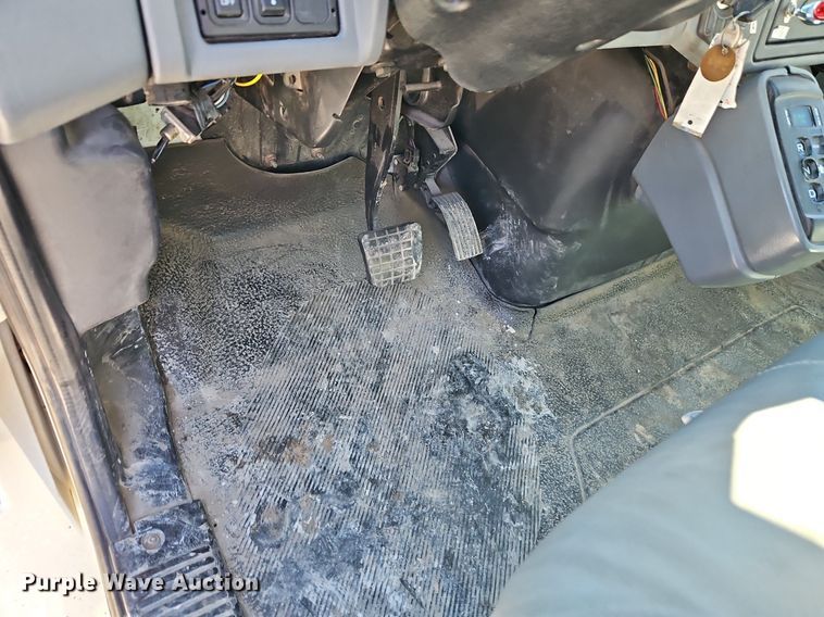 image for item DN7204 2007 International  4400 flatbed truck