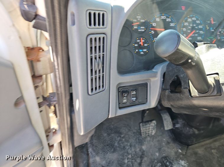 image for item DN7204 2007 International  4400 flatbed truck