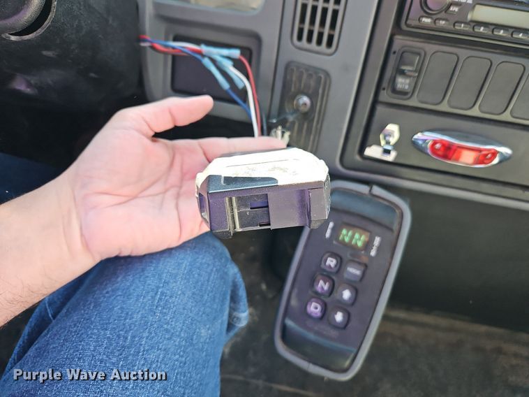 image for item DN7204 2007 International  4400 flatbed truck