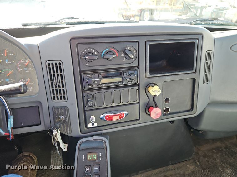 image for item DN7204 2007 International  4400 flatbed truck