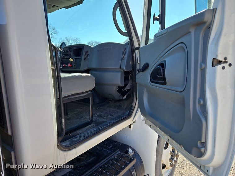 image for item DN7204 2007 International  4400 flatbed truck