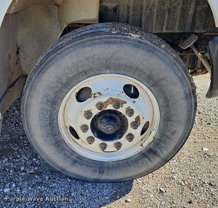 image for item DN7204 2007 International  4400 flatbed truck