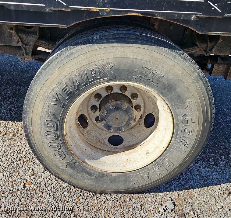 image for item DN7204 2007 International  4400 flatbed truck