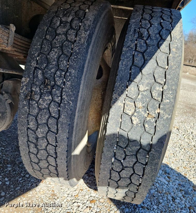 image for item DN7204 2007 International  4400 flatbed truck