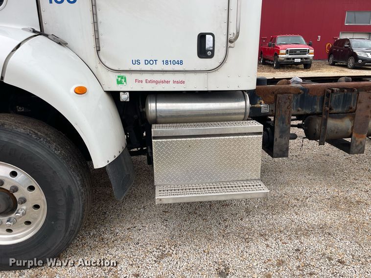 image for item DP0269 2007 Peterbilt 335 truck cab and chassis