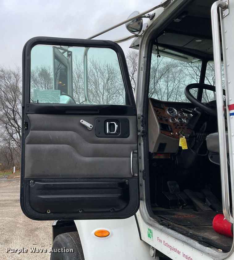 image for item DP0269 2007 Peterbilt 335 truck cab and chassis