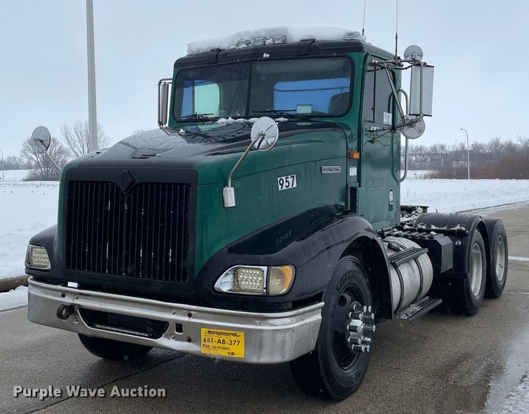 image for item DP0288 2000 International  9100 semi truck