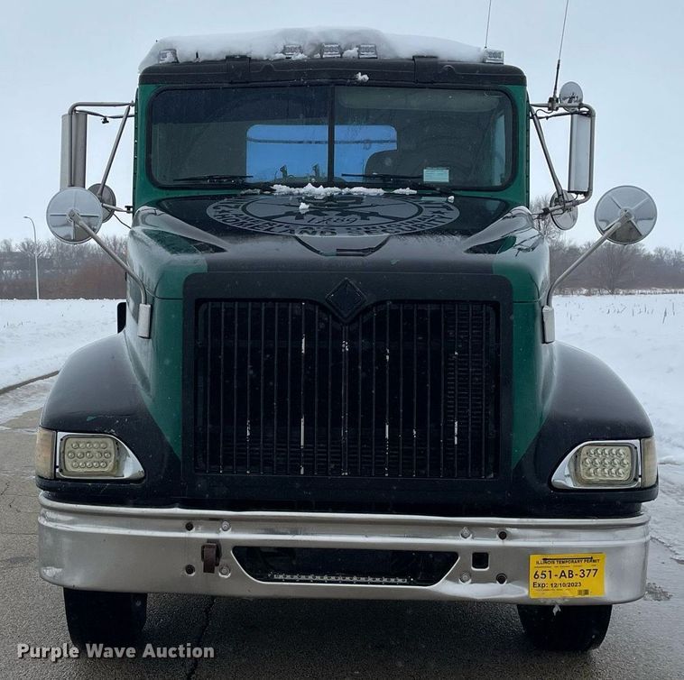 image for item DP0288 2000 International  9100 semi truck