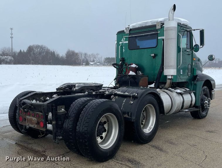 image for item DP0288 2000 International  9100 semi truck